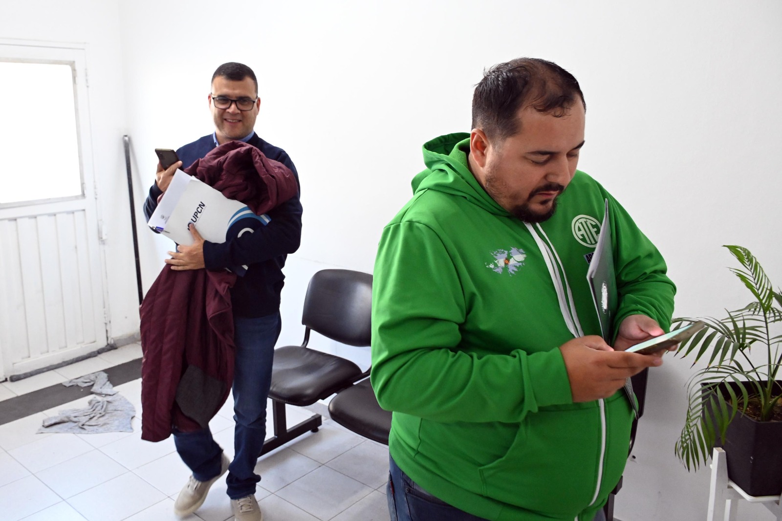 Vicente de ATE y Vidal de UPCN se retiran con los ofrecimientos para el análisis en sus cuerpos gremiales. Foto: Marcelo Ochoa.