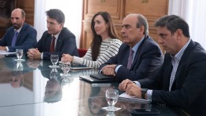 Villarruel quedó a cargo de la Presidencia y se reunió con senadores para tratar la nueva Ley Bases