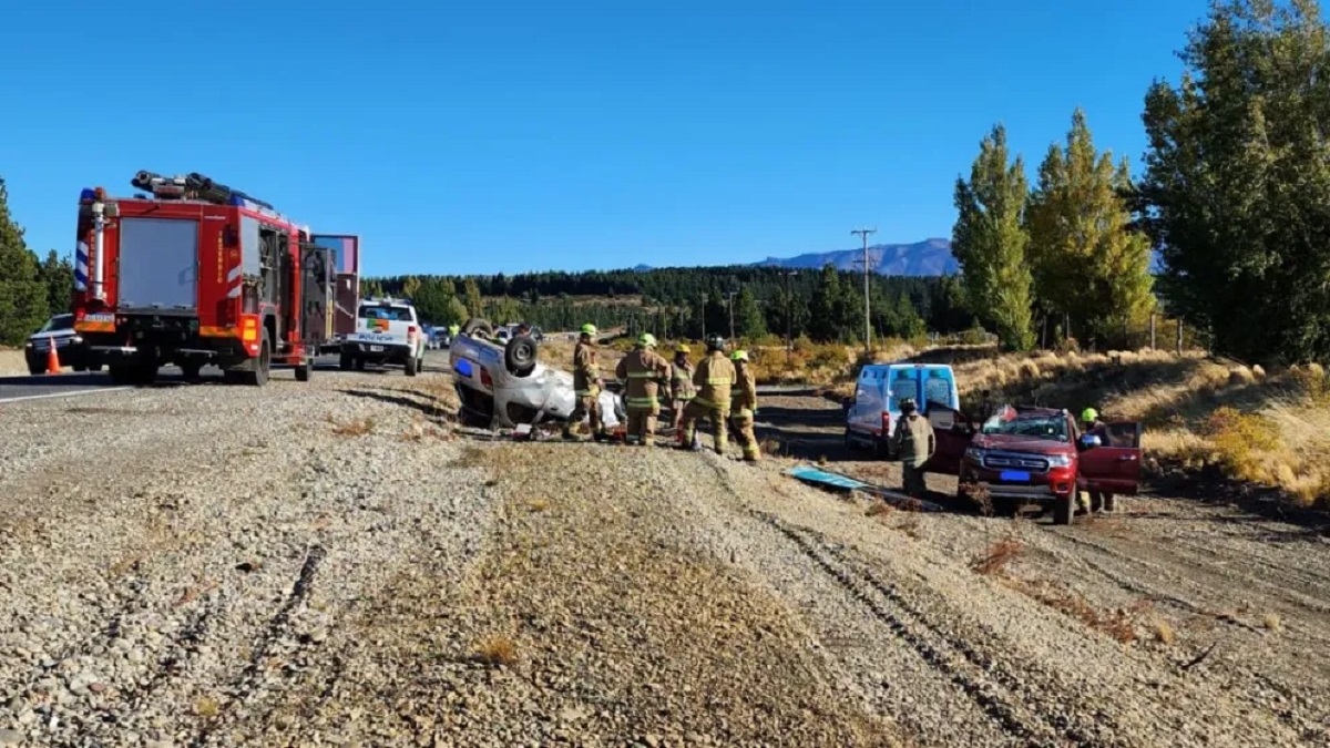 Tres heridos en un doble vuelco sobre la Ruta 40 en Bariloche . Foto: Gentileza 