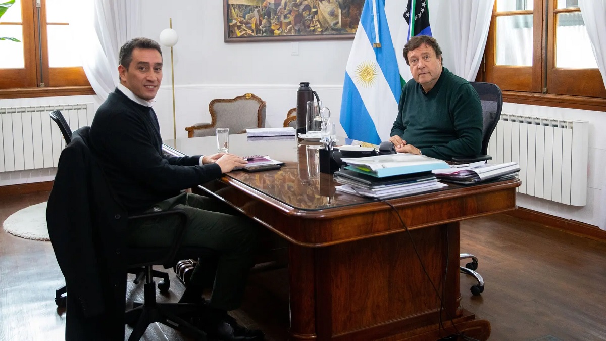 El mandatario provincial se reunió en su despacho con el intendente de Viedma, Marcos Castro. 