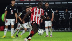 Video | Cetré la picó en el penal y desató el enojo de todos los jugadores de Deportivo Riestra