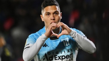 Juanfer Quintero viajó a Colombia para sumarse a su selección y su futuro en Racing es una incógnita. 