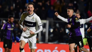 Gimnasia goleó a Banfield en La Plata. Foto: FBaires.