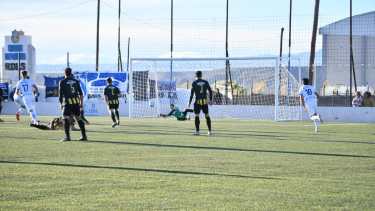 Lazaneo ya sacó el remate para marcar el gol del triunfo para Rincón en casa. Fotos gentileza: Miguel Huentecol. 