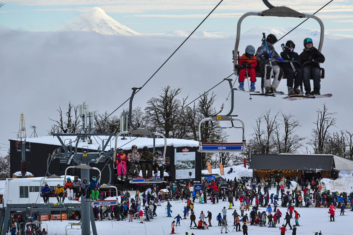 Los centros de esquí en Neuquén se preparan para la temporada invernal 2024 tras el reciente temporal de nieve en la zona sur de la provincia. (Cerro Chapelco Archivo)