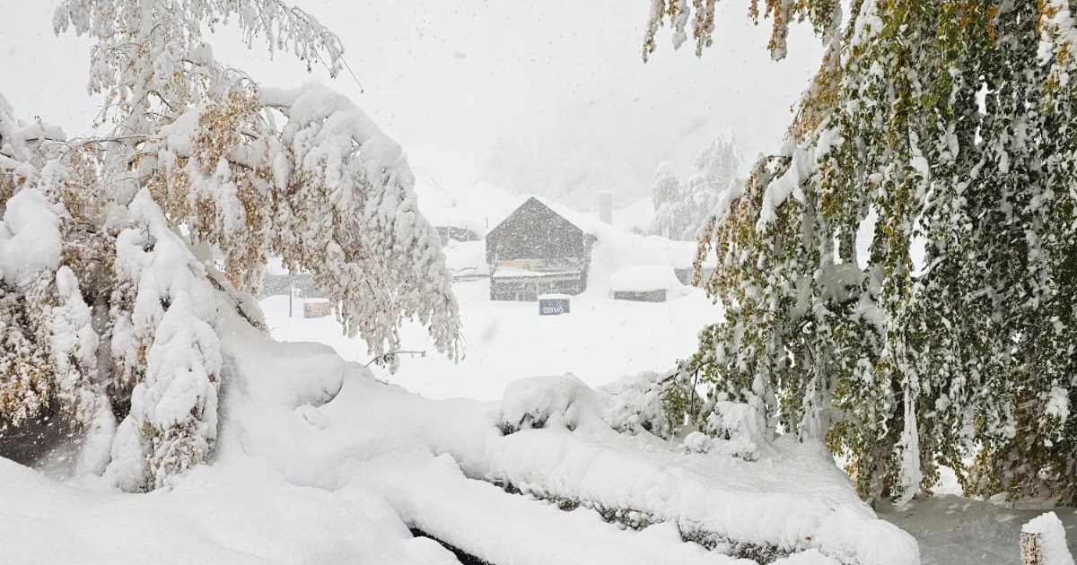 Con la nevada histórica en Bariloche así se prepara el invierno en Cerro Catedral thumbnail
