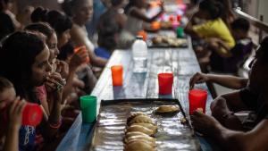 Fuerte aumento de la AUH: una señal del gobierno en medio del escándalo por los alimentos