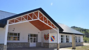Marcha de frazadas en Villa Pehuenia: reclaman la falta de calefacción en una escuela