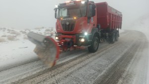 La nieve llegó al norte de Neuquén y vialidad  trabaja intensamente liberando la Ruta 40