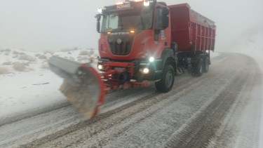La nieve llegó al norte de Neuquén y personal vial trabaja intensamente liberando la Ruta 40