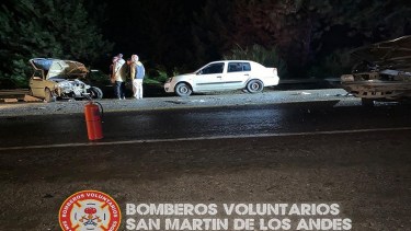Un hombre de 36 años, perdió la vida como consecuencia del fuerte impacto. Foto: Bomberos Voluntarios de San Martín de los Andes.