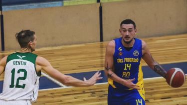 Varela-Dentis, uno de los duelos de la noche en el Gigante. (fotos Del Progreso básquet)