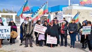 Mapuches protestaron en la sede de YPF, en Vaca Muerta, con reclamos a Figueroa