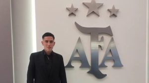 Es de Roca y firmó su primer contrato profesional con AFA: quién es el árbitro Simón Laborda