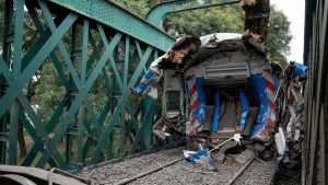 Video: así continúan retirando los restos tras el choque de trenes en Palermo