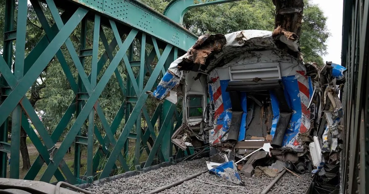 así continúan retirando los restos tras el choque de trenes en Palermo thumbnail