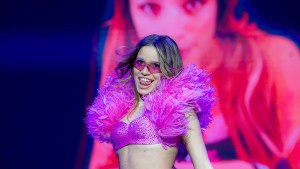 Emilia Mernes brindó un súper show junto a invitados especiales