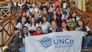 Futuros enfermeros de la Universidad del Comahue en carrera: «En la calle no se puede vivir»