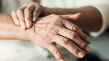 Parkinson: Médicos lograron revertir síntomas motores con un revolucionario método