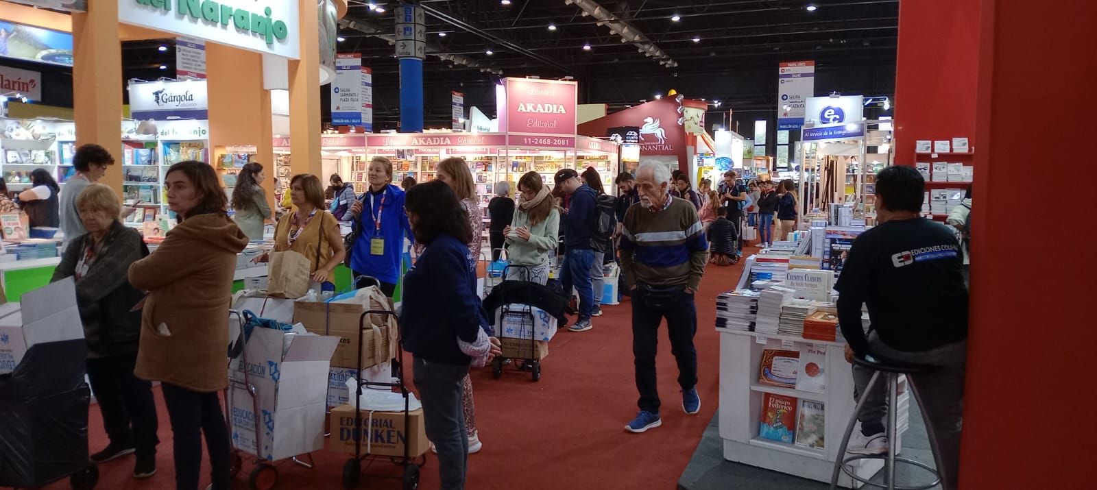 Feria del Libro: postales de un encuentro que espera el milagro del fin ...