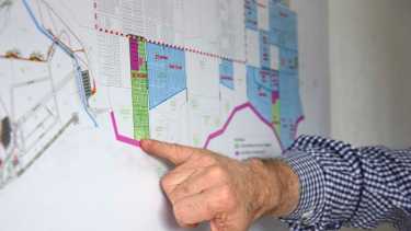 El desarrollo costero nace en la Boerr y finaliza en el cordón vial del Paseo de la Costa. Los sectores azules son loteos ya habitados. Foto: Cecilia Maletti.