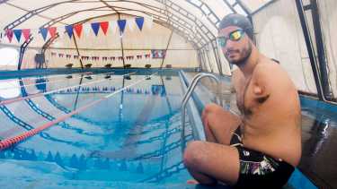Desde pequeño jugó al fútbol y practicó taekwondo, entre los 13 y los 15 años. Hasta que un día conoció a su mejor amiga: el agua. Fotos Cecilia Maletti