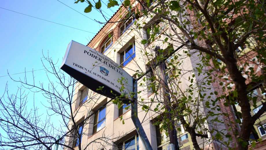 La sede del TSJ está ubicada en pleno centro de la ciudad, en Alberdi 52. Foto Cecilia Maletti.