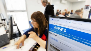 Jubilados y pensionados con bono en mayo 2024: el calendario completo de pago de Anses