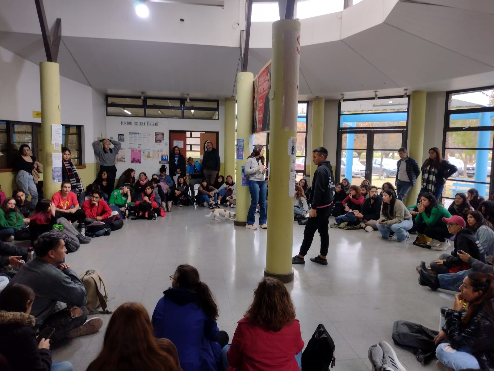 Una asamblea interclaustros debatió ayer por la tarde en la Fadecs las consecuencias de la falta de calefacción. 