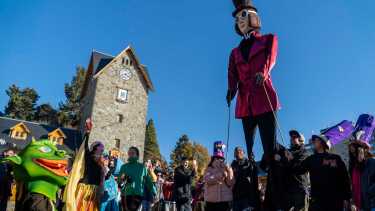 Mirá lo que son estos gigantes coloridos que desfilaron por Bariloche y le sumaron su encanto