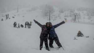 Nevada otoñal: los turistas disfrutaron de un cerro Catedral completamente blanco