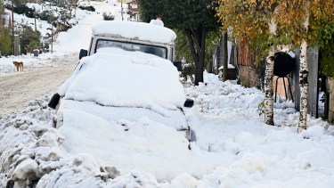 Los autos completamente tapados por la nieve tras la última nevada. Foto: archivo
