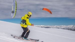 Soprendéte con el Snow Kite, un deporte para &#8216;levitar&#8217; sobre la nieve que «la rompe» en el Cerro Chapelco