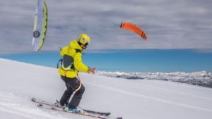 Soprendéte con el Snow Kite, un deporte para ‘levitar’ sobre la nieve que «la rompe» en el Cerro Chapelco