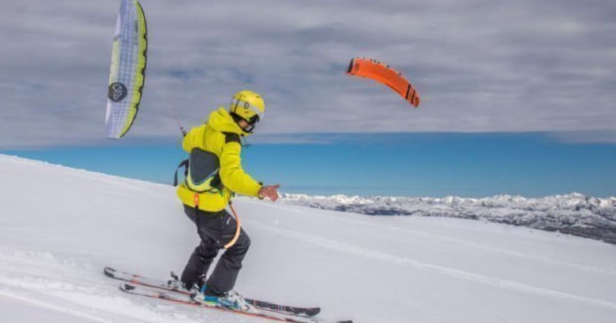 Soprendéte con el Snow Kite, un deporte para ‘levitar’ sobre la nieve que «la rompe» en el Cerro Chapelco thumbnail
