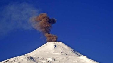 El volcán Villarrica emitió una columna de gases, pero aseguran que continúa bajo "alerta amarilla". Crédito Sernageomin. 