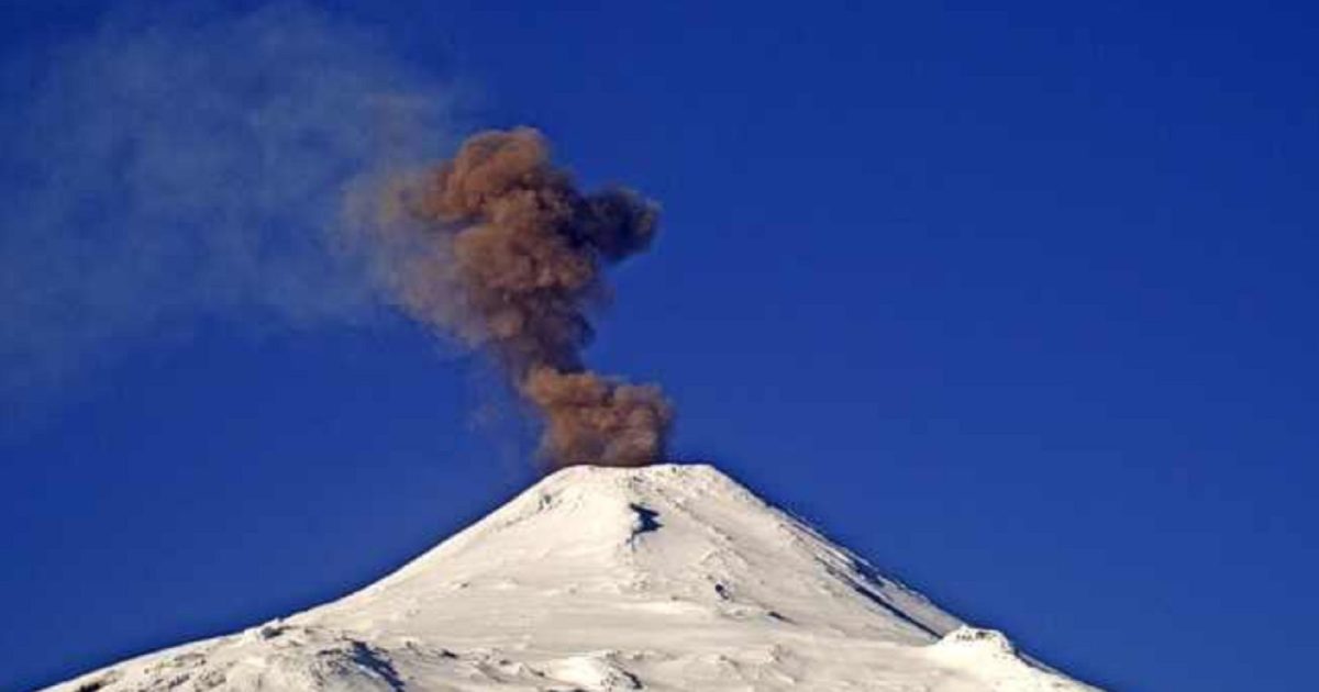 El volcán Villarrica emitió una columna de gases: ¿cuál es su situación actual? thumbnail