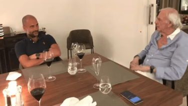 Puro fútbol. Pep y el Flaco en una de sus tantas charlas. 