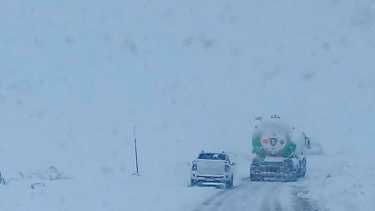 La caravana en la ruta tapada por la nieve en la Patagonia: las imprudencias, el auto que se salvó de milagro y el viaje que Nico no olvidará