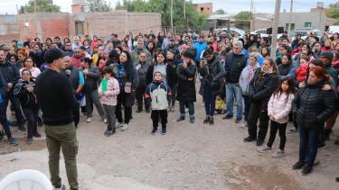 El intendente Esteban Cimolai explicó a los vecinos el alcance del plan de gas (foto facebook)