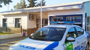 Efectivos de la Comisaría 30 de Viedma, acudió al llamado de la vecina del barrio América. 