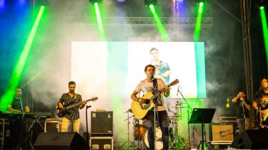 En  banda: “Rara vez me presento solo, siempre suelo estar acompañado de mis músicos. Tengo una formación en Neuquén y otra en Buenos Aires”, dice Matías Nápoli.