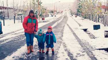 Ella junto a su madre y su hermanito, en Villa Rincón Chico. Foto: Enrique Filloy. 