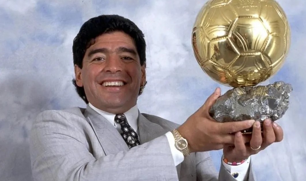 Los herederos de Maradona quieren suspender la subasta del Balón de Oro que ganó en 1986 thumbnail