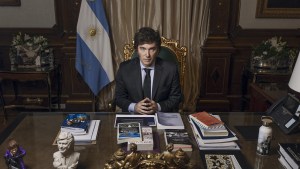 Qué tiene Javier Milei en su escritorio: el detallado análisis sobre la foto de la revista Time