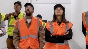 Video | Messi se calzó la vestimenta de operario y causó furor en las redes: «Tuvo que conseguir laburo»