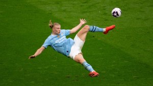 Con uno de Julián y cuatro de Haaland, el City goleó a Wolves y quedó cerca de la cima en la Premier League