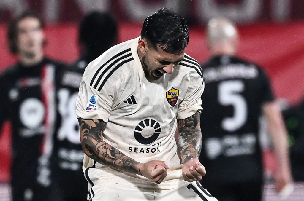 Paredes anotó los goles de la Roma, ambos de penal, ante Bayer Leverkusen. 