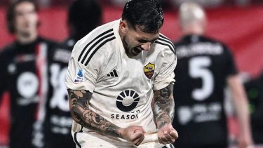 Paredes anotó los goles de la Roma, ambos de penal, ante Bayer Leverkusen. 