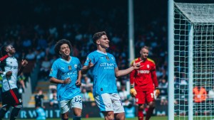 Julián Álvarez cerró la goleada del Manchester City, que se acerca al título en la Premier League